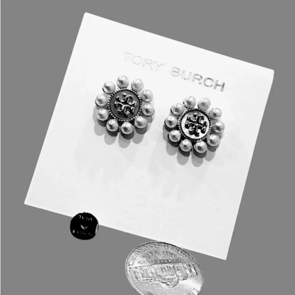 TORY BURCH KIRA STUD DOUBLE T ENCIRCLED BY MOTHER OF PEARL.